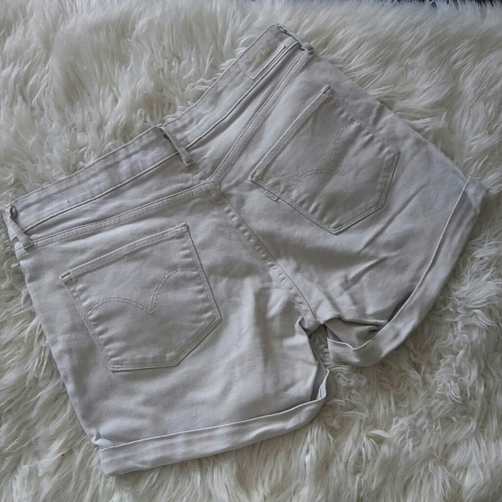 Levi’s White Label Rolled Hem Cream Shorts Size 30 - Picture 5 of 12